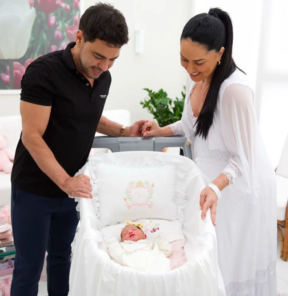 Zezé di Camargo e Graciele Lacerda postam as primeiras fotos oficiais da filha Clara
