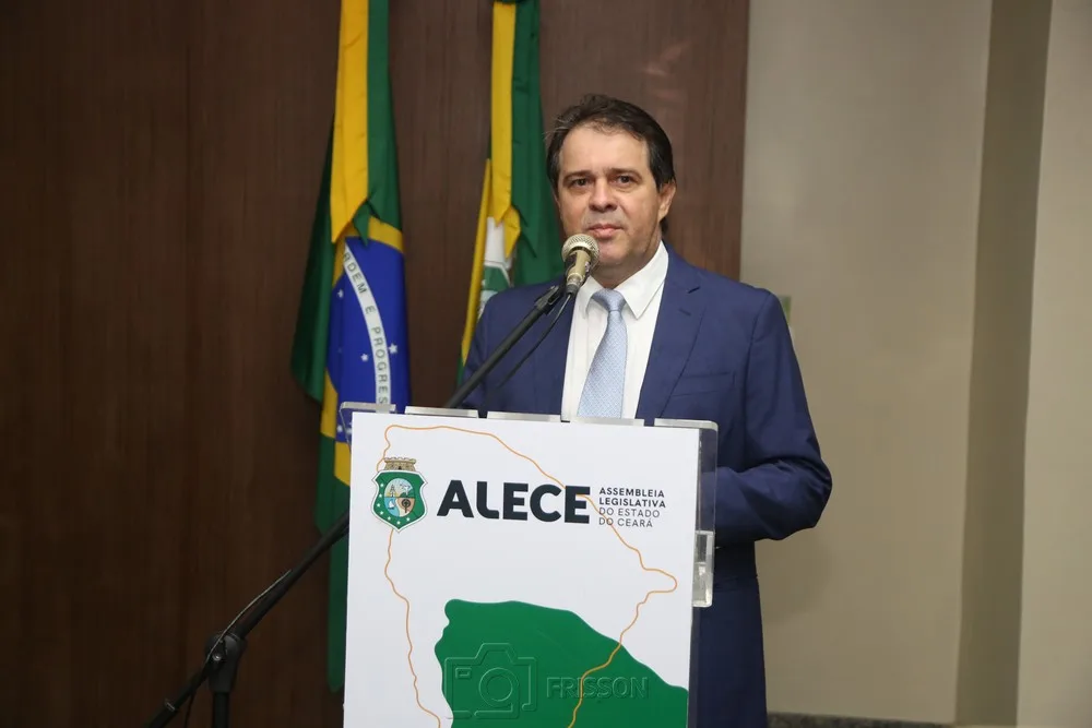Evandro Leitão renuncia ao cargo de deputado estadual para assumir a Prefeitura de Fortaleza.
