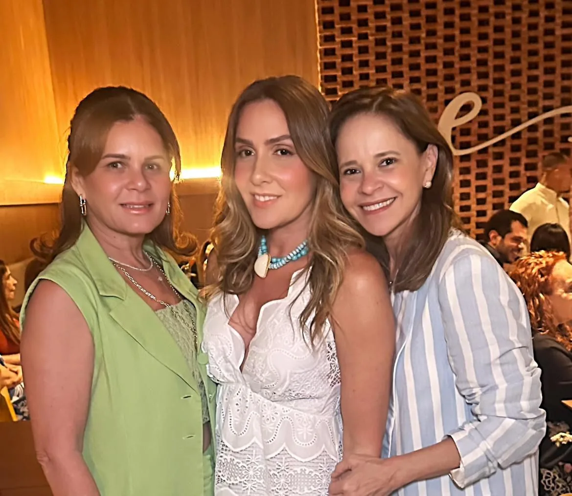 Renata Oliveira recebe os parabéns de grupo de amigas