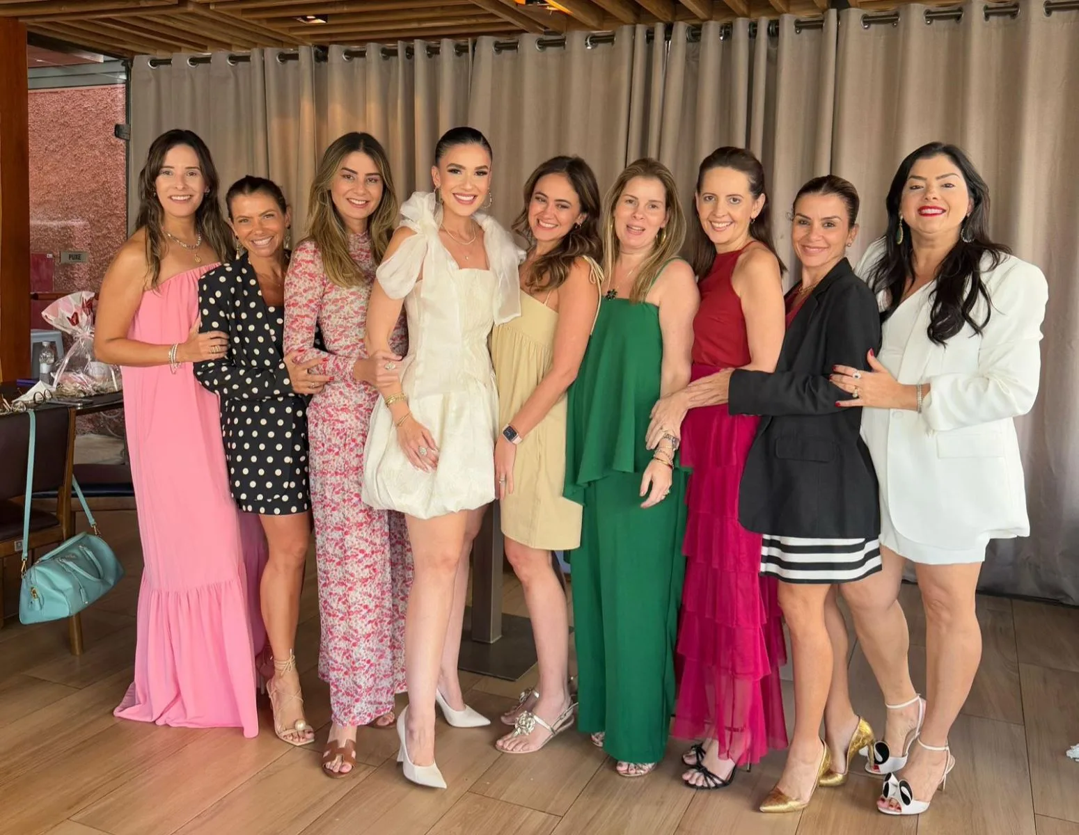 Giuliana Botelho comemora aniversário com grupo de amigas