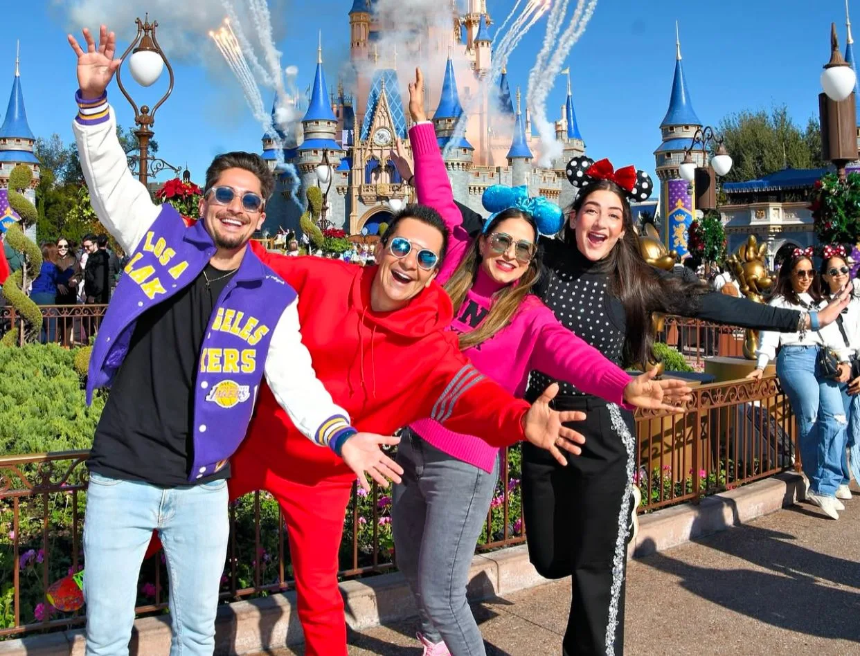 Cantor Regis Danese segue em temporada de diversão com a família em Orlando