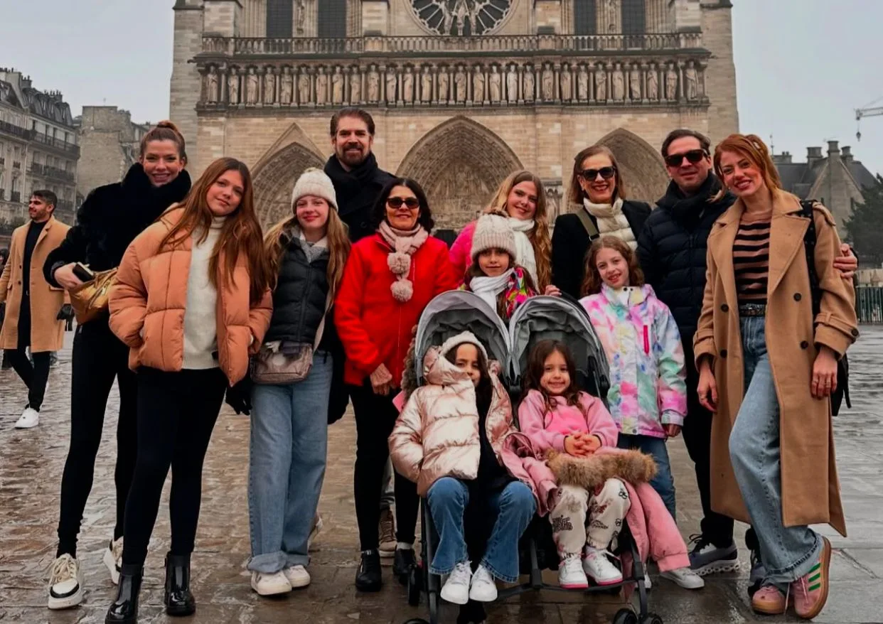 Ana e Raquel Macedo curtem family trip na França