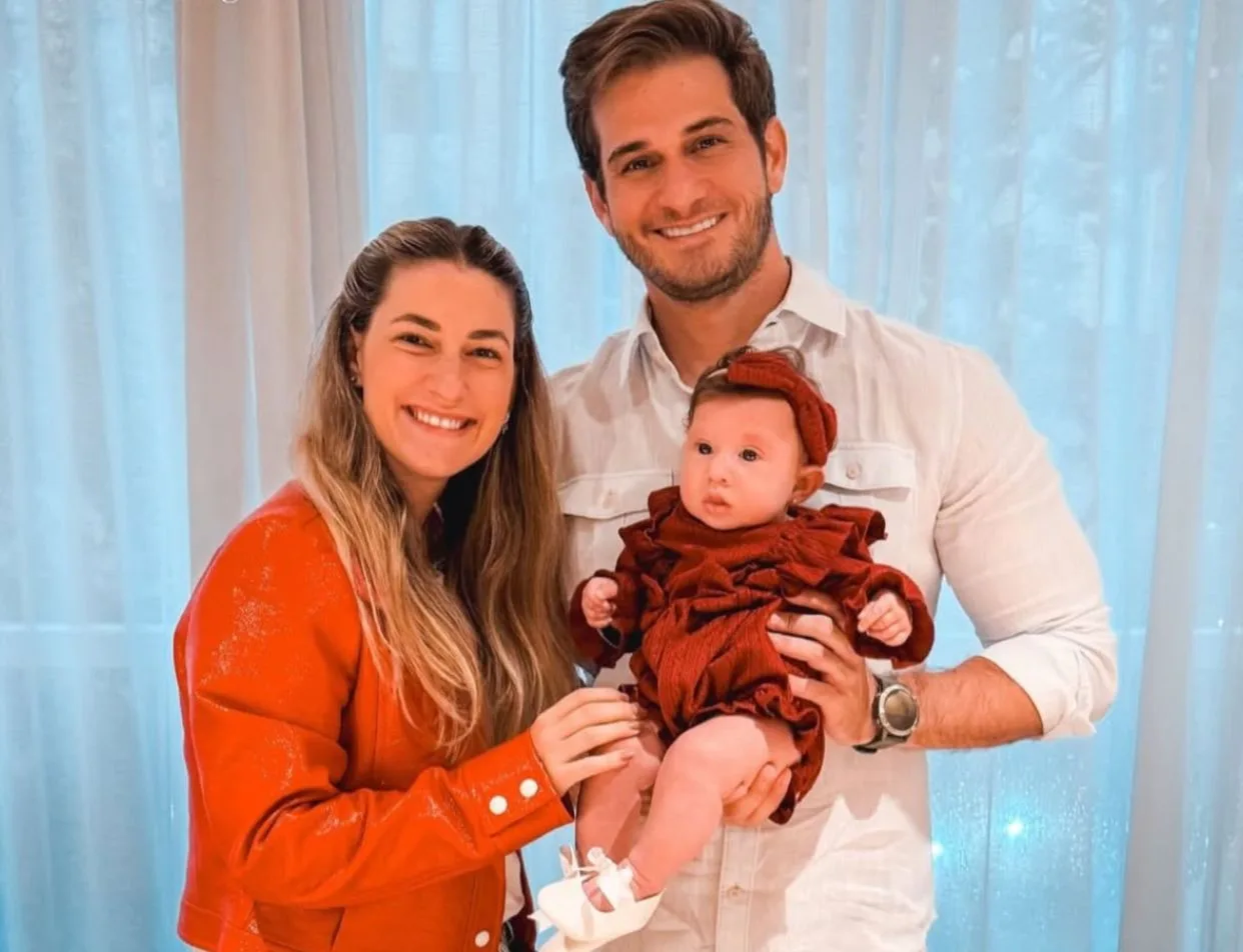 Bruna Magalhães e Ravi Macedo reúnem familiares para celebrar o quinto mesversário da filha Helena