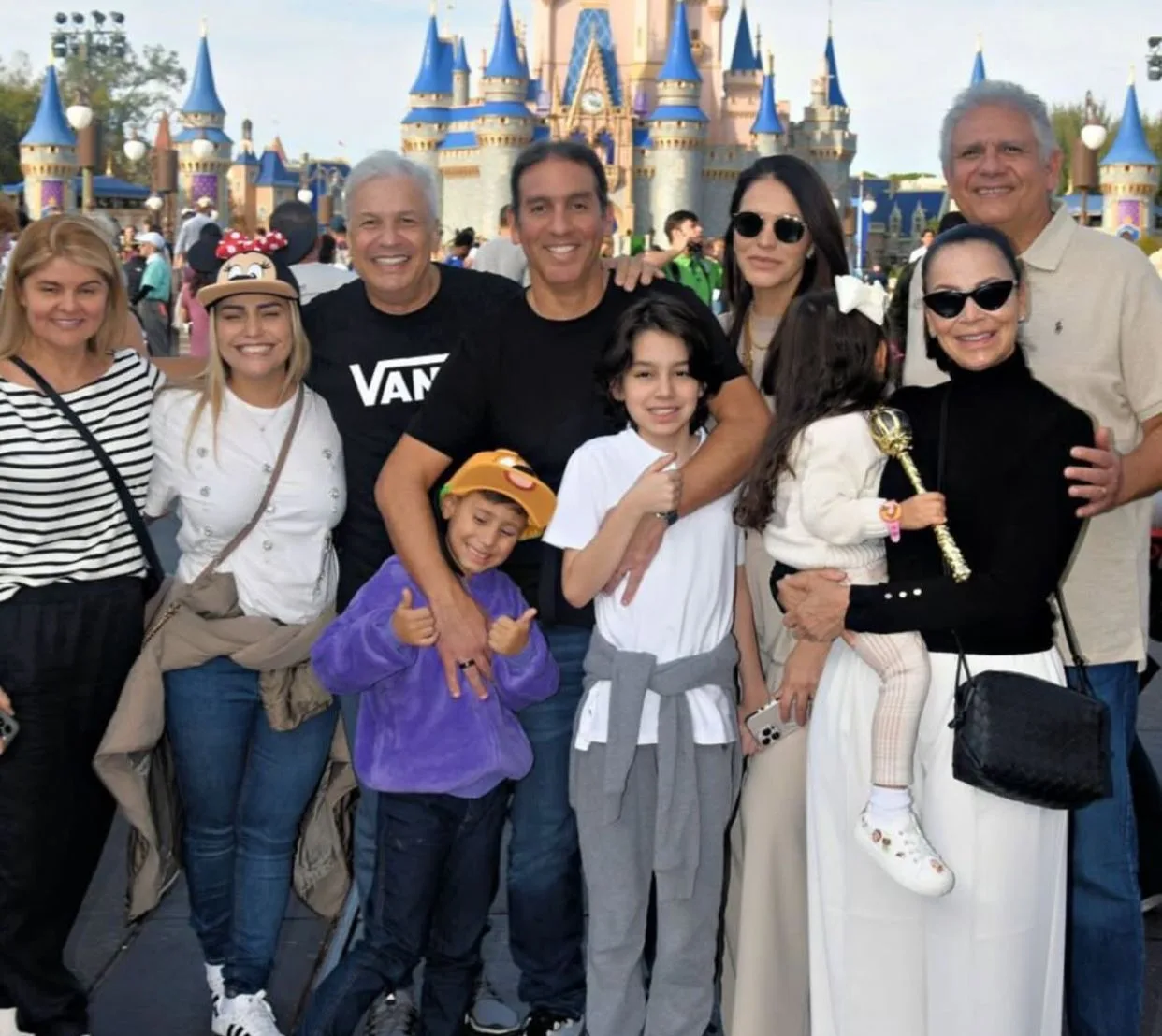 Dissica Calderaro curte Magic Kingdom com o apresentador Sikêra Jr.