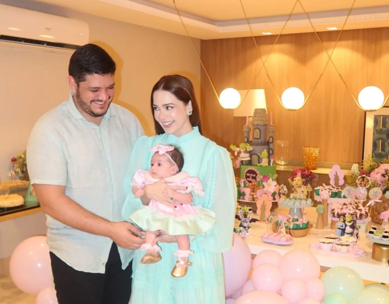 Luiza Gazzineo e Felipe Cabral festejam os dois meses da filha Helena
