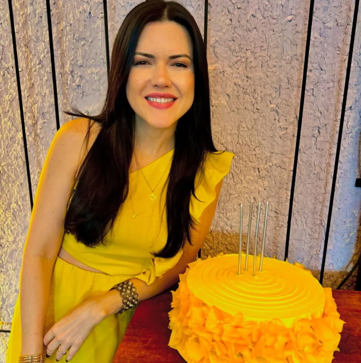 Renata Aquino comemora nova idade ao lado de amigos e familiares