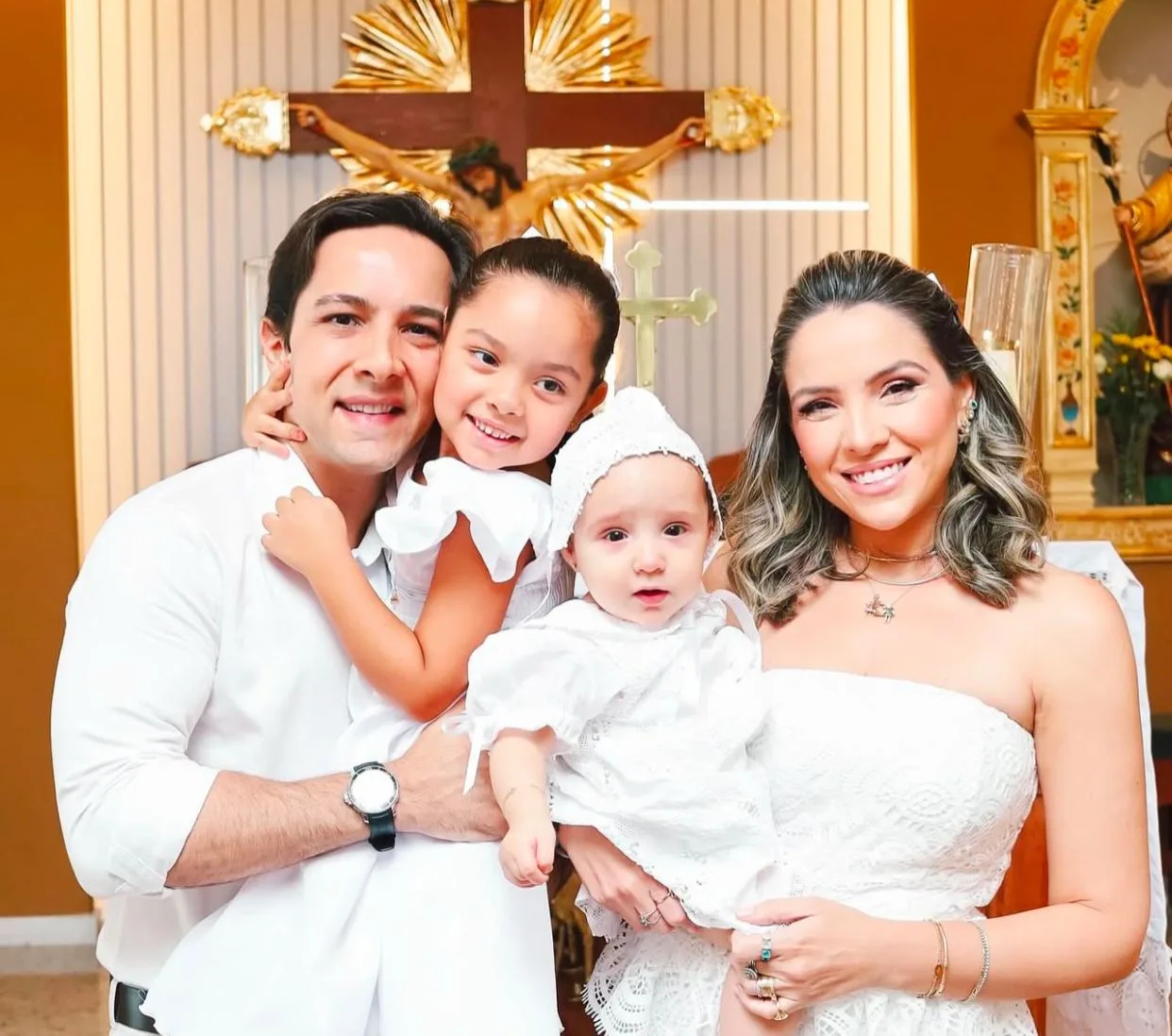 Lina Ponte e Diego Kaur celebram batizado e aniversário da filha Helena