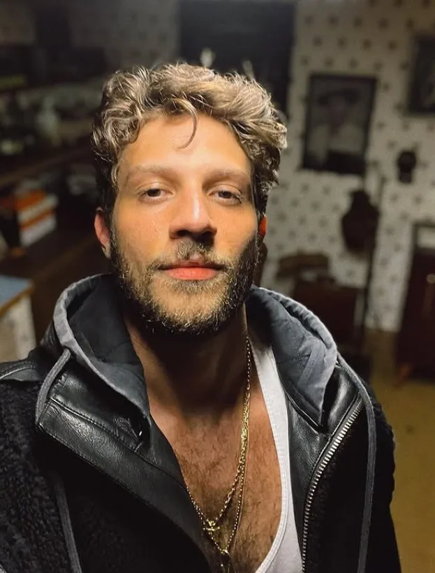 Chay Suede encabeça luta contra pornografia