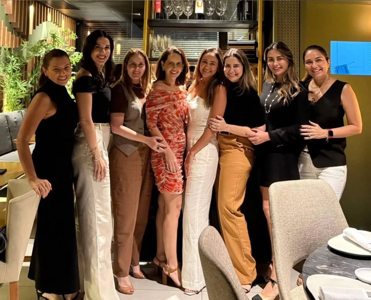 Aline Amorim comemora passagem pela folhinha com grupo de amigas