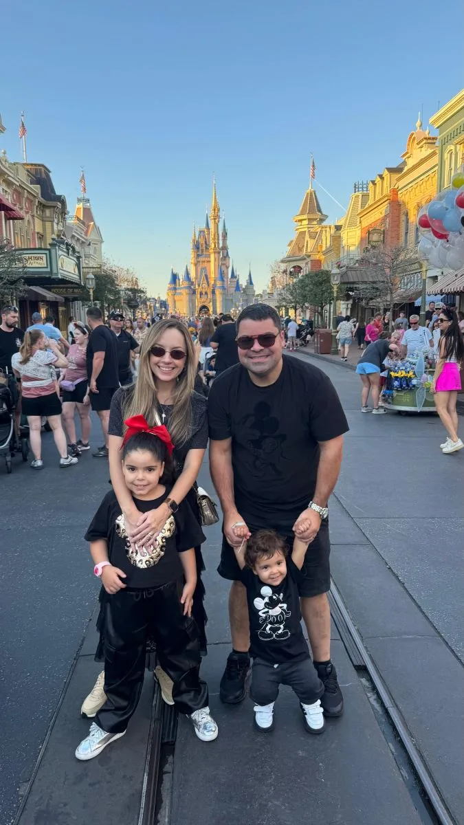 Olga e Eugênio Vasques se divertem na Disney ao lado dos herdeiros