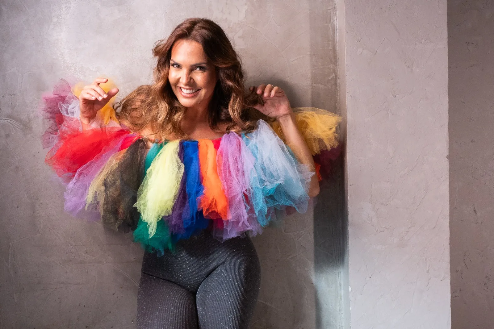 Silvana Salazar relança sucesso dos anos 90 com nova roupagem e conquista internet