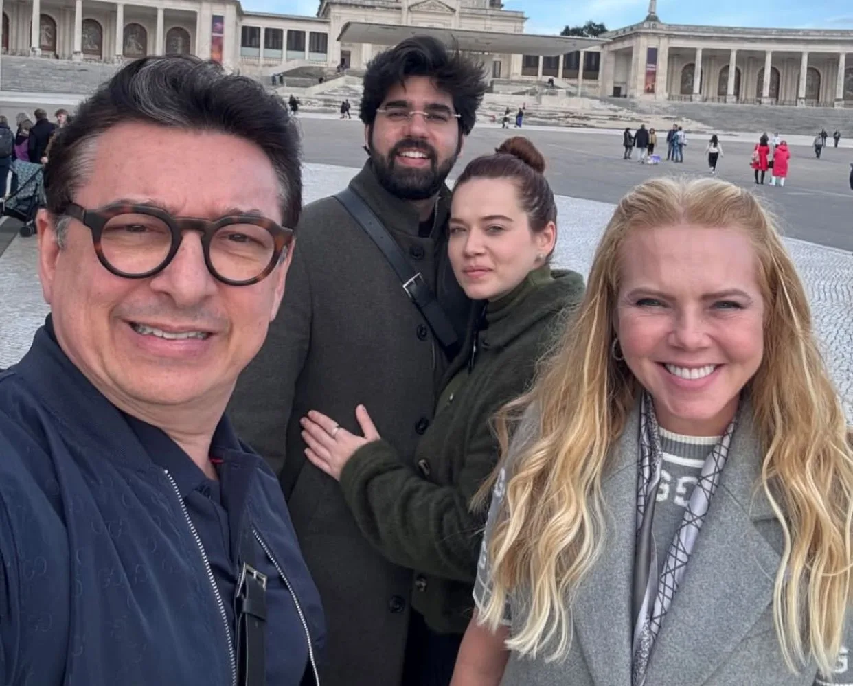 Branca e Racine Mourão em momento de fé e gratidão no Santuário de Fátima