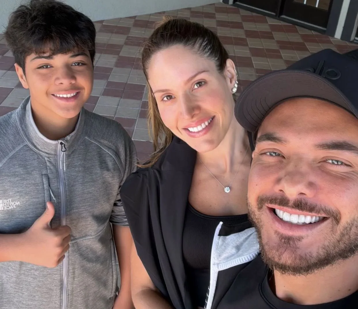 Após maratona de shows no Carnaval, Wesley Safadão embarca com a família para os Estados Unidos