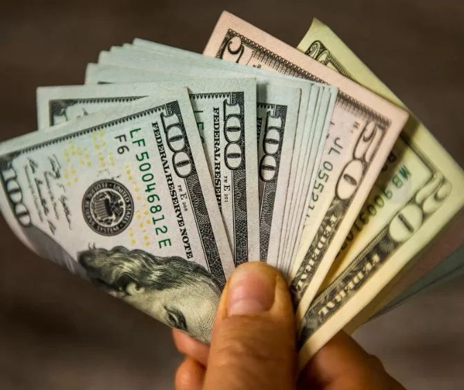 Com temor de recessão nos Estados Unidos, dólar sobe e preocupa economia mundial