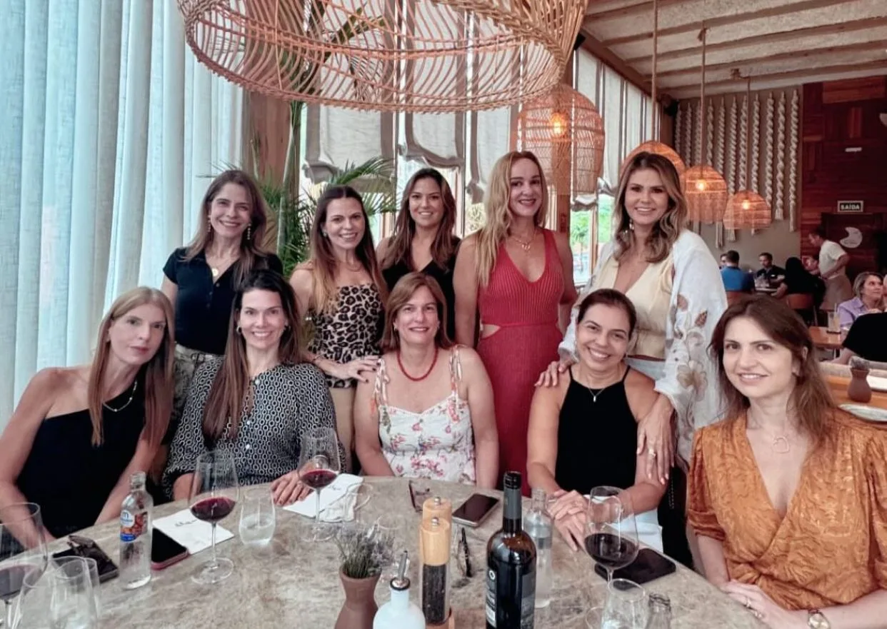 Adriana Aurila celebra passagem pela folhinha em almoço com grupo de amigas