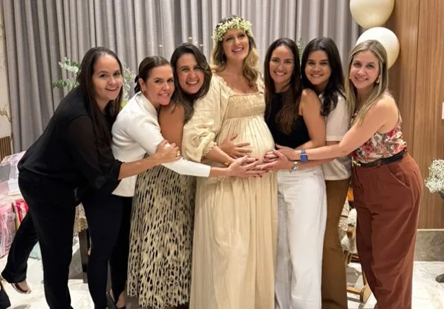 Rebeca Leal Bastos ganha chá de bênçãos surpresa das amigas