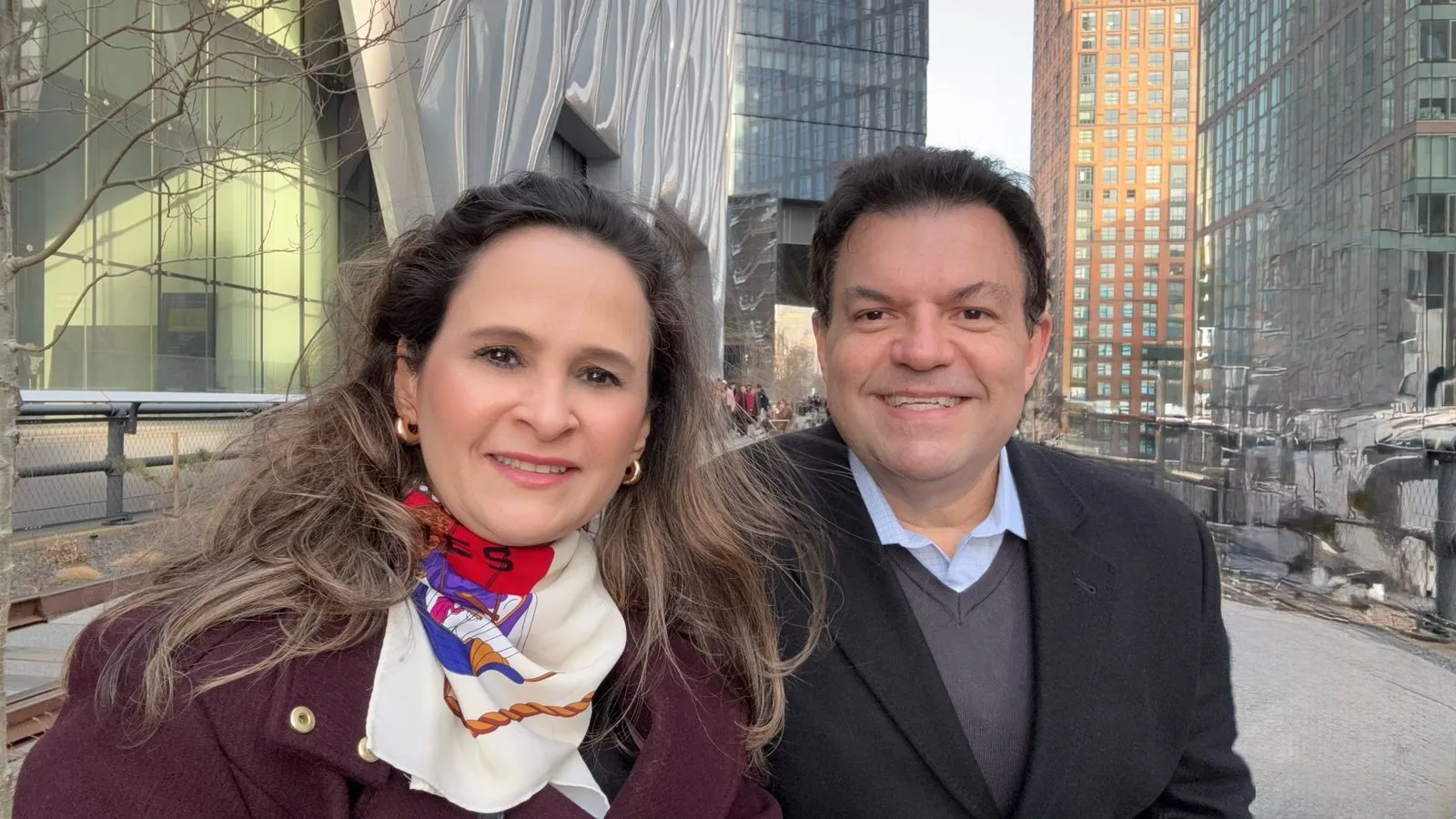 Adriana Miranda e Fernando Férrer brindam suas novas idades em Nova York