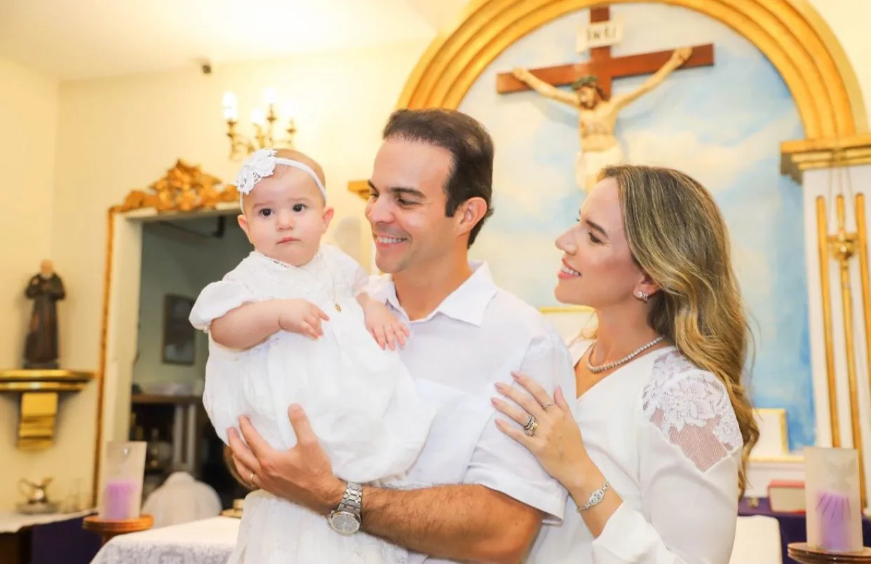 Isabela Rolim e Drauzio Barros Leal levam Celina à pia batismal
