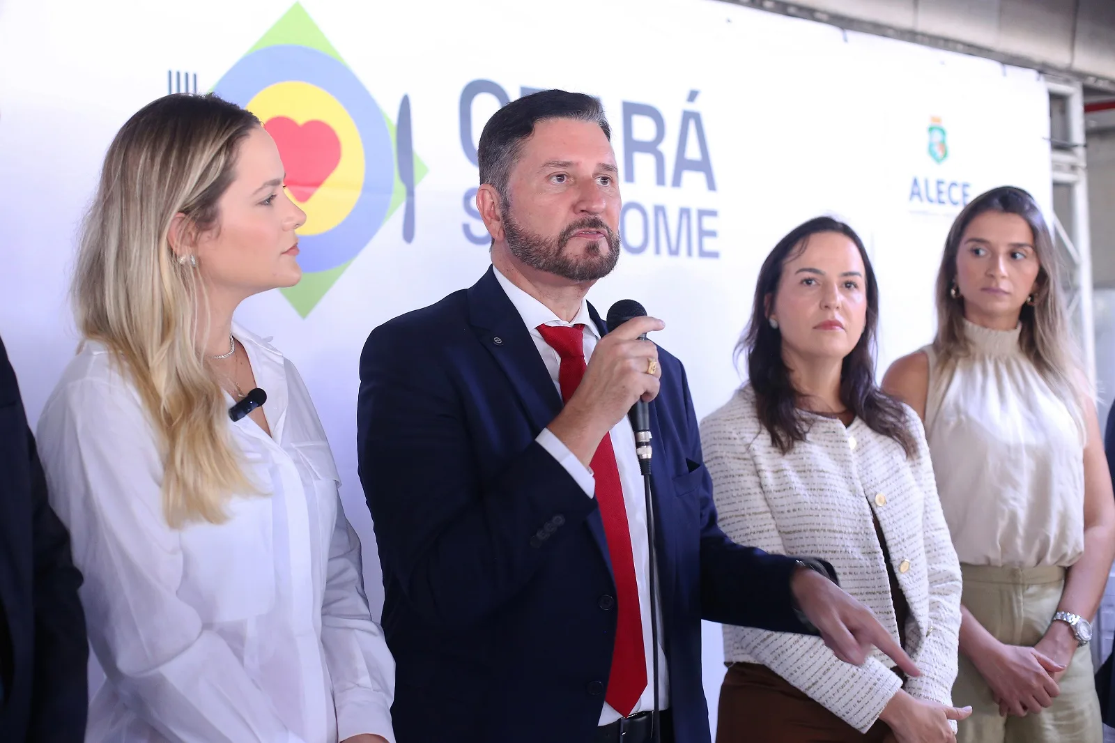 Alece entrega 132 equipamentos a cozinhas comunitárias do programa Ceará Sem Fome