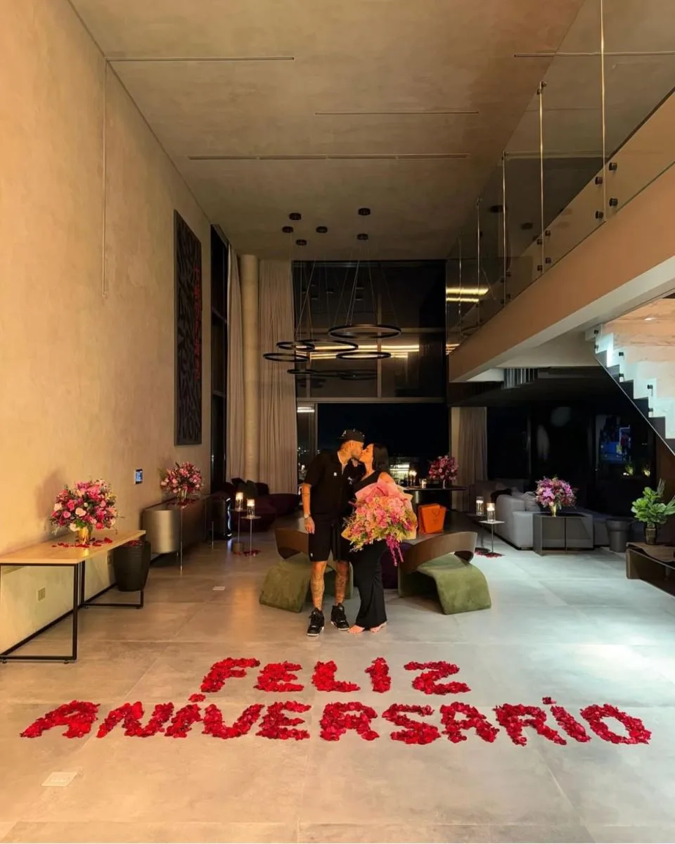 Neymar surpreende Bruna Biancardi em seu aniversário com flores