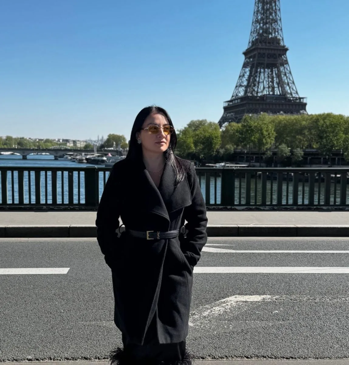 Juliana Oliveira curte feriado da Páscoa em Paris