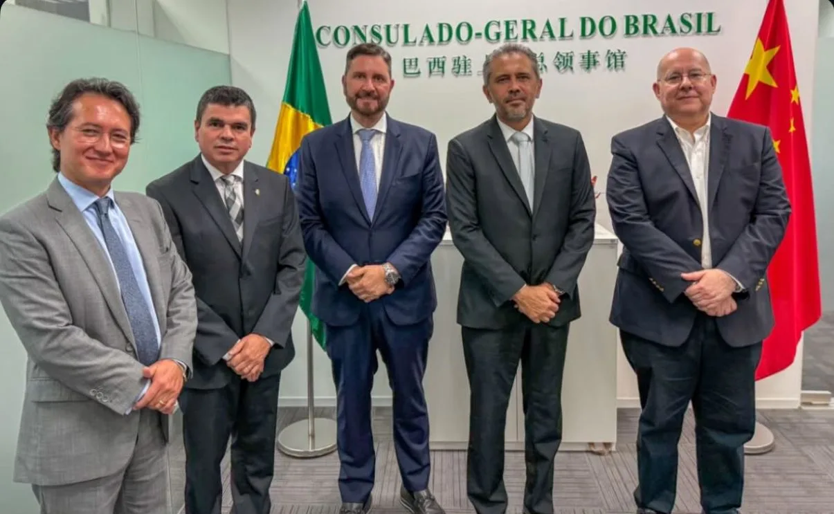 Elmano inicia missão na China em busca de investimentos e lamenta morte do Papa Francisco