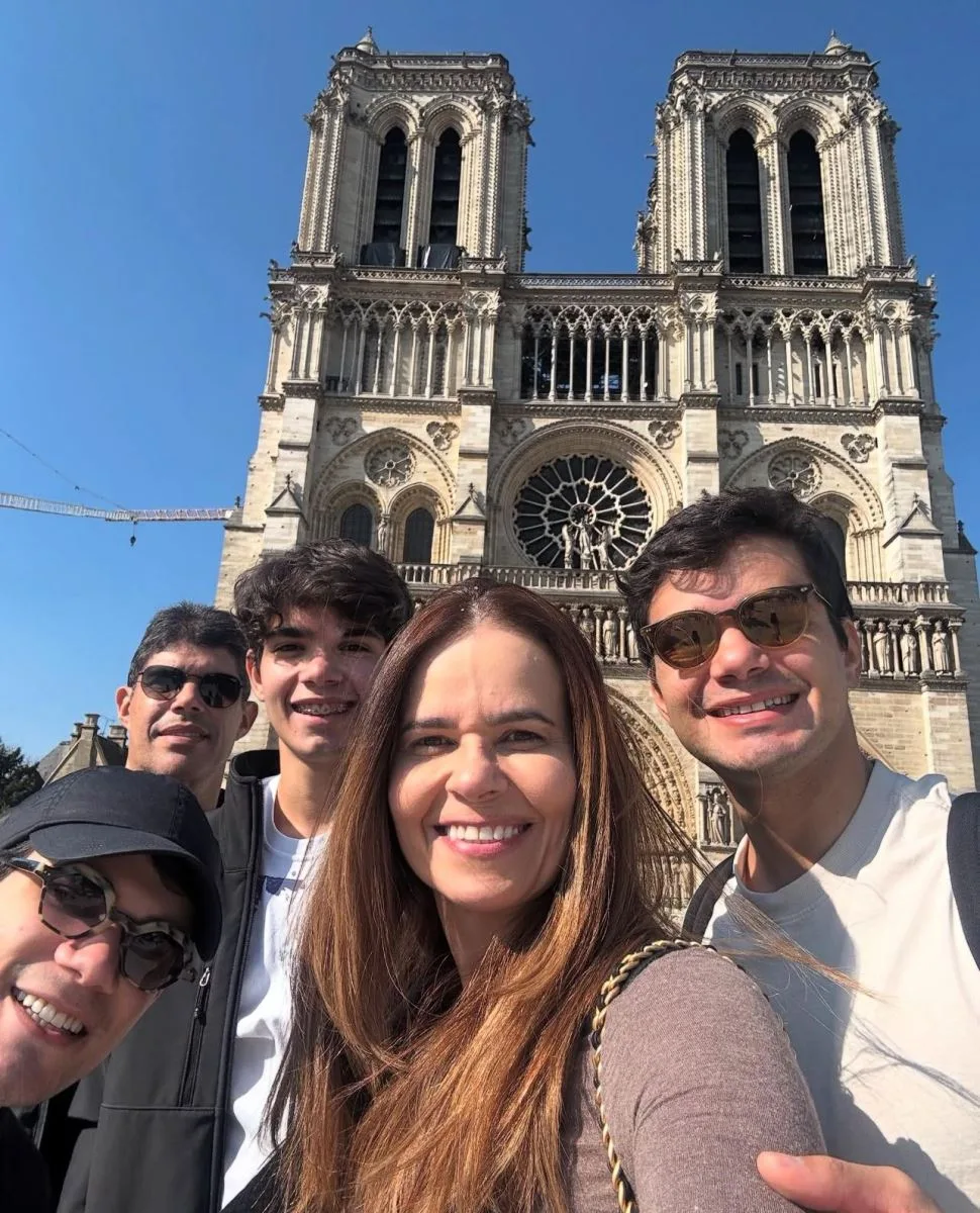 Elise Gradvohl curtindo dias em Paris com a família