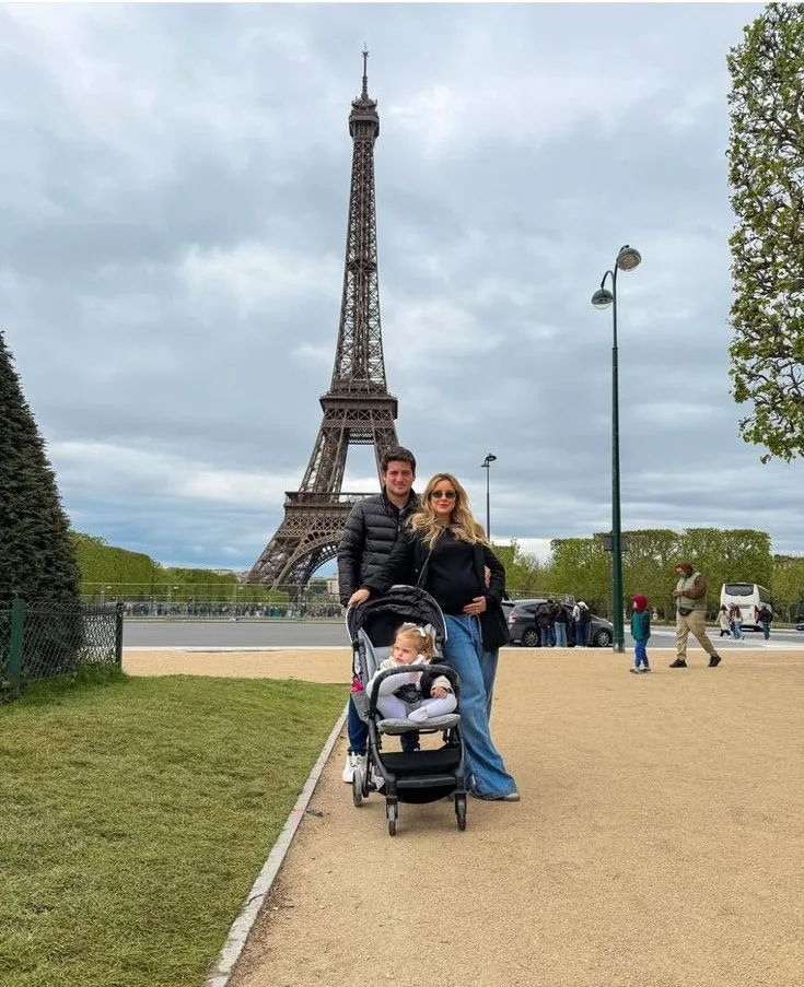 Fernanda Levy e Omar Macedo curtem os encantos da França com a filha, Maria