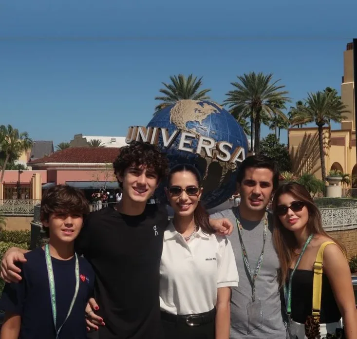 Nicole Pinheiro se diverte em família nos parques da Universal, em Orlando