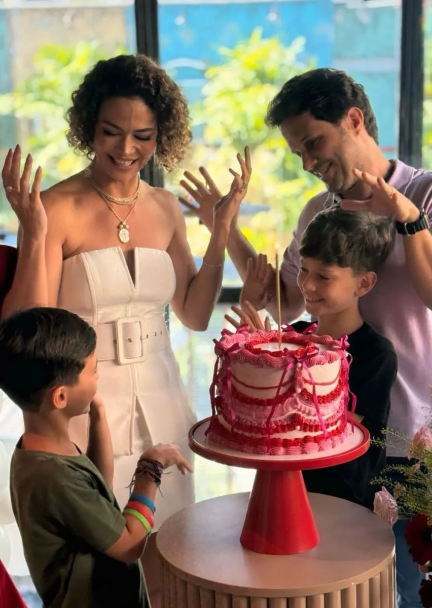 Carol Albuquerque celebra a nova idade ladeada pelo carinho familiar