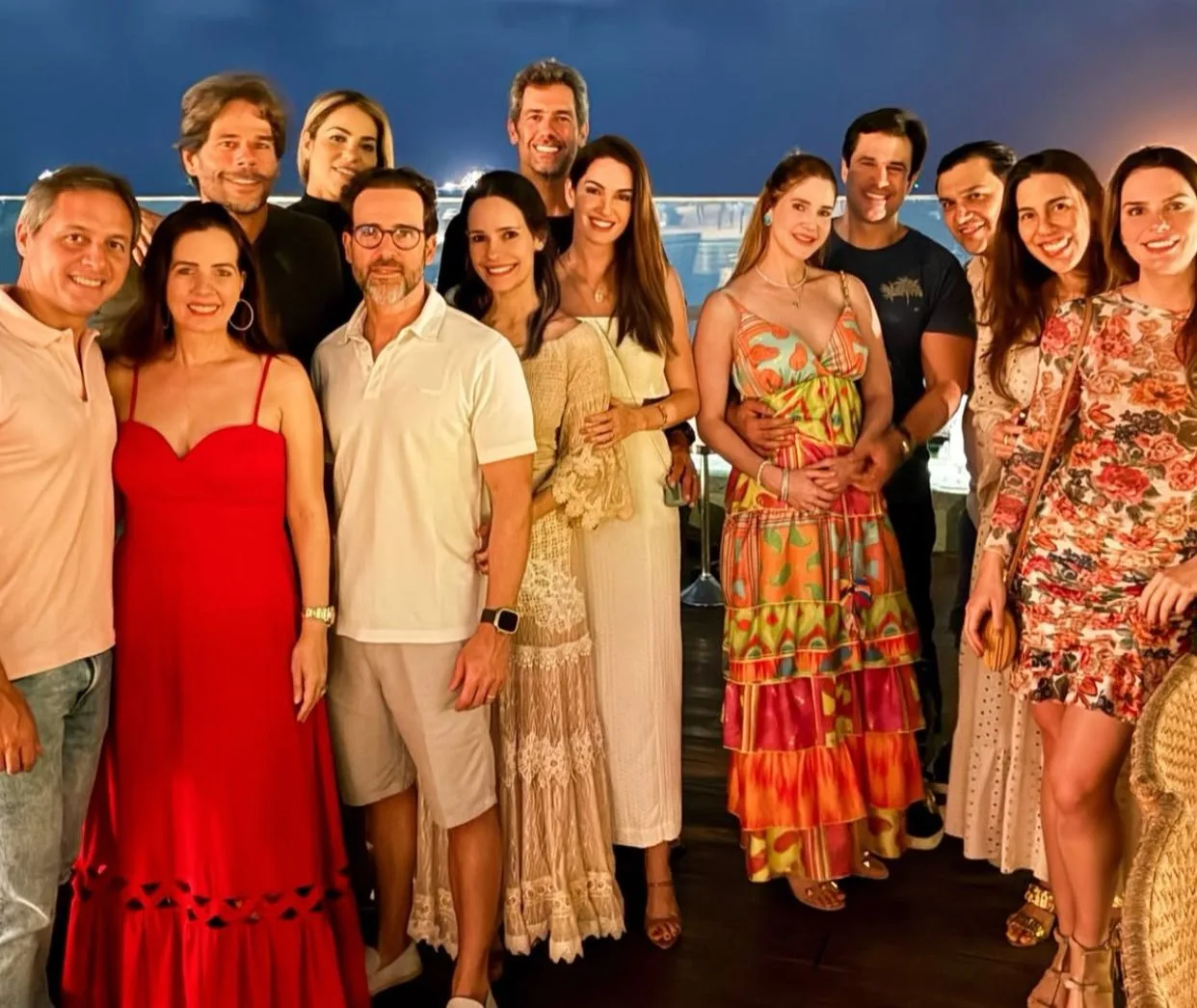 André Pontes comemora nova idade com animada turma de amigos