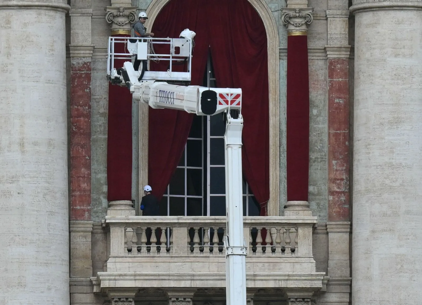 Vaticano instala cortinas para anunciar novo papa
