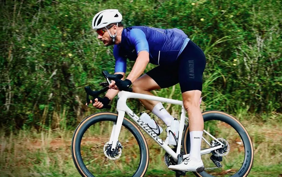 URGENTE: Rodrigo Hilbert se acidenta durante torneio de bike e passa por cirurgia de emergência