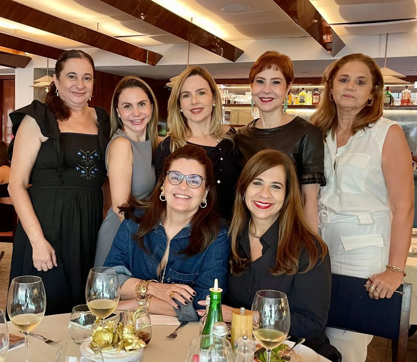 Vânia Viana comemora aniversário com grupo de amigas