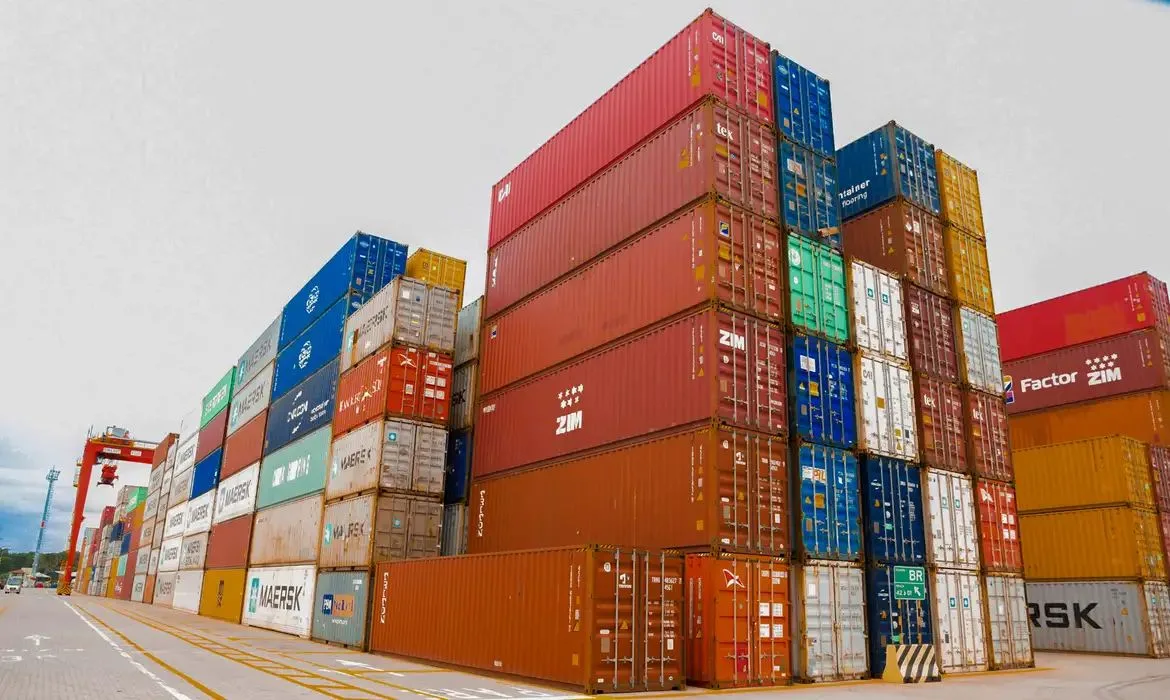 Balança comercial tem superávit de US$ 8,1 bilhões
