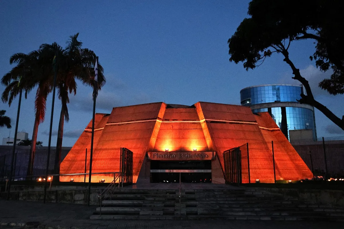 Iluminação exterior do Plenário 13 de Maio faz referência ao Maio Laranja
