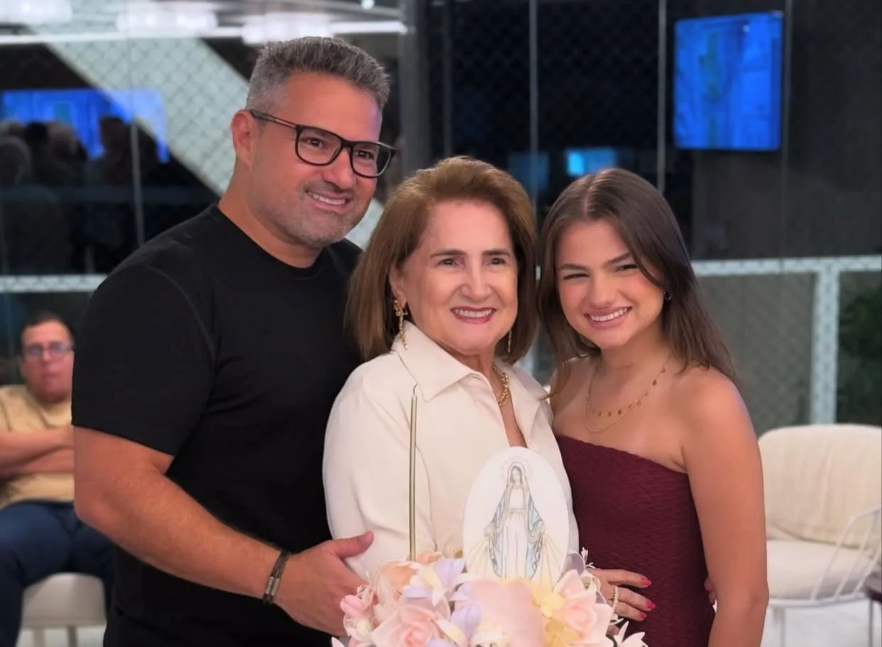 Auricélia Queirós comemora a nova idade com familiares