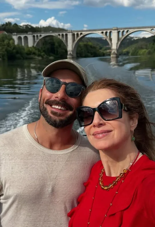 Leticia Spiller se derrete em elogios ao novo namorado durante viagem a Portugal