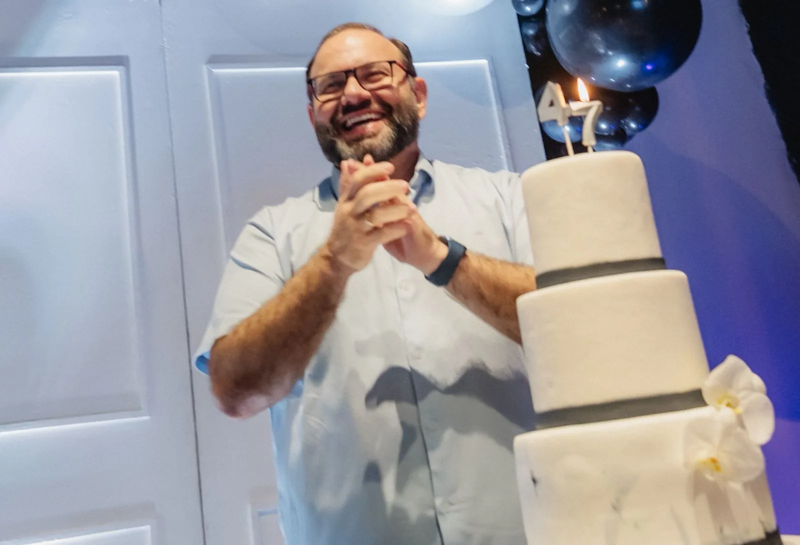 Víctor Costa celebra aniversário em evento intimista ao lado de animada turma