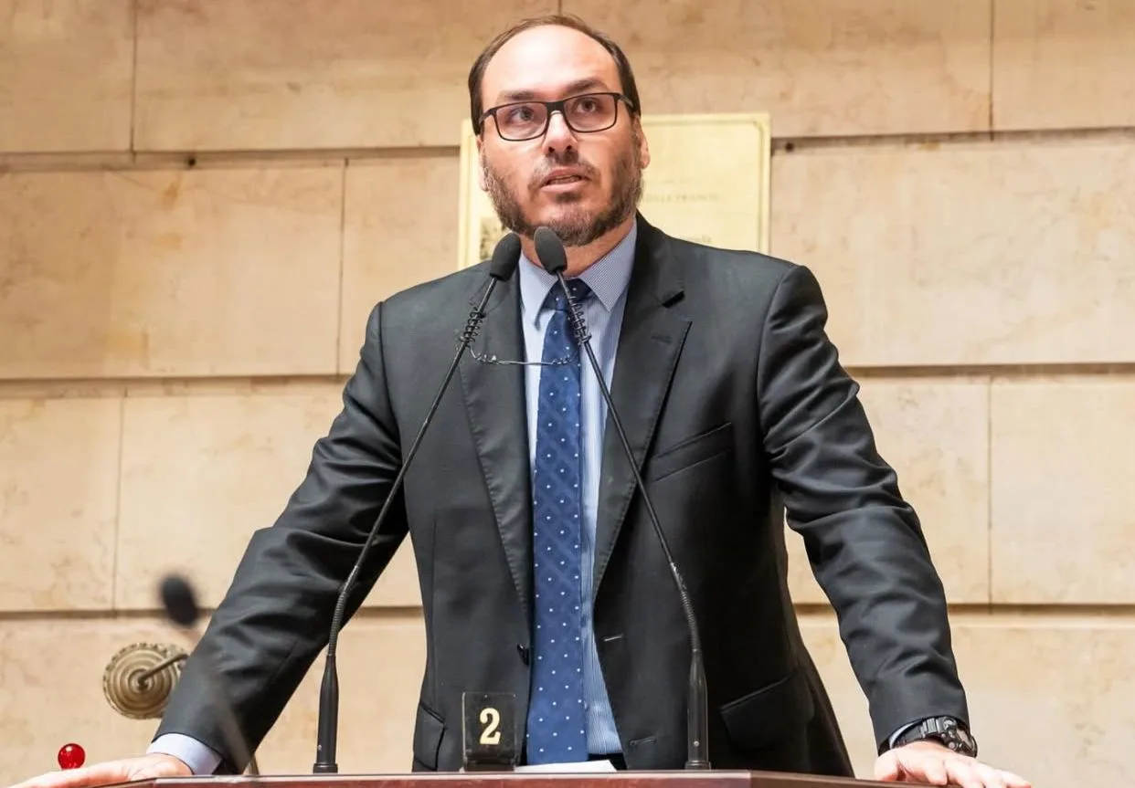 Carlos Bolsonaro é presença confirmada em seminário de comunicação em Fortaleza
