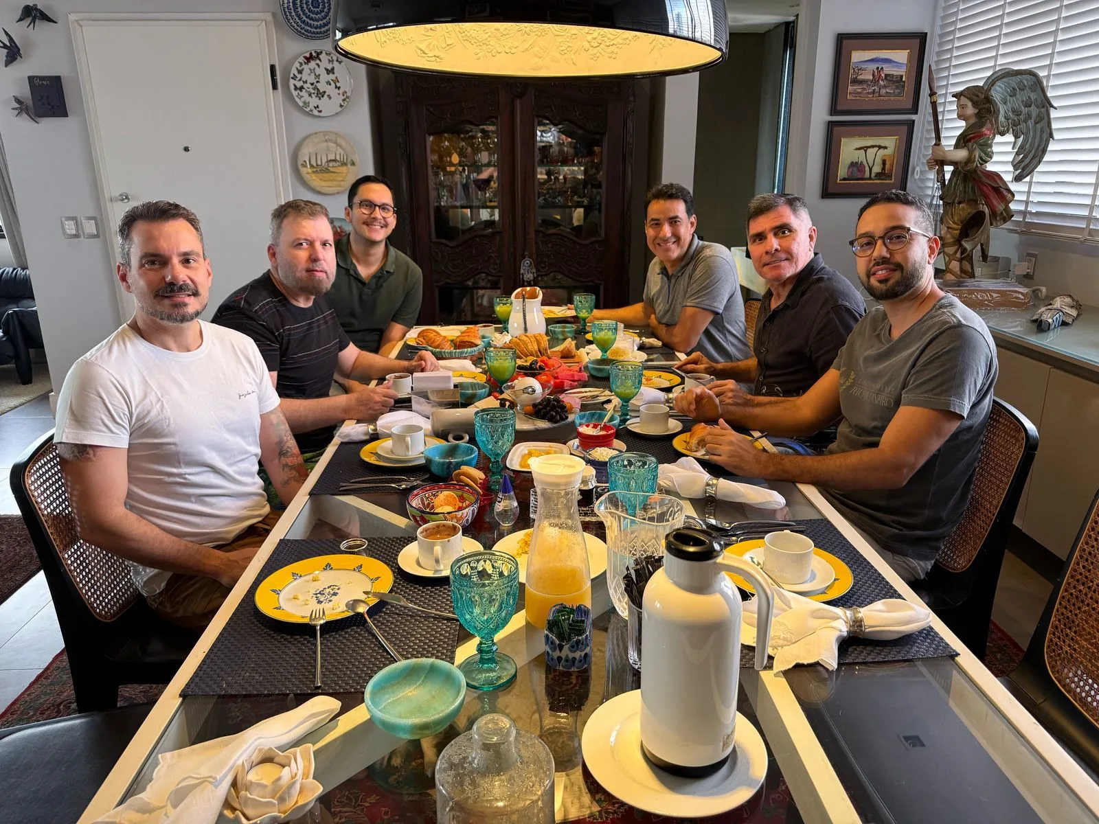 César Lima celebra aniversário em café da manhã especial com amigos