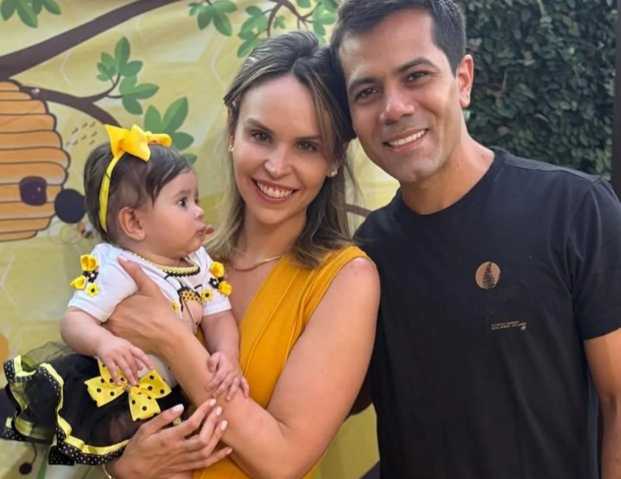 Com tema abelhinha, Gabriella Aguiar e Claudio Leite festejam os sete meses da filha Sara