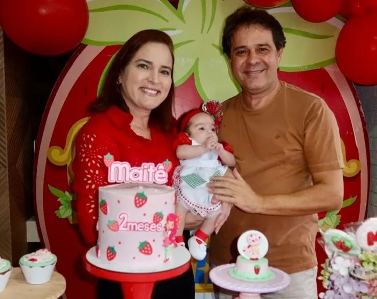 Cristiane e Evandro Leitão festejam os dois meses da neta, Maitê