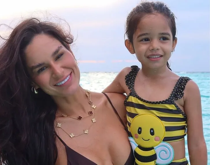 Pâmella Holanda registra momentos ao lado da filha Mel em temporada nas Maldivas