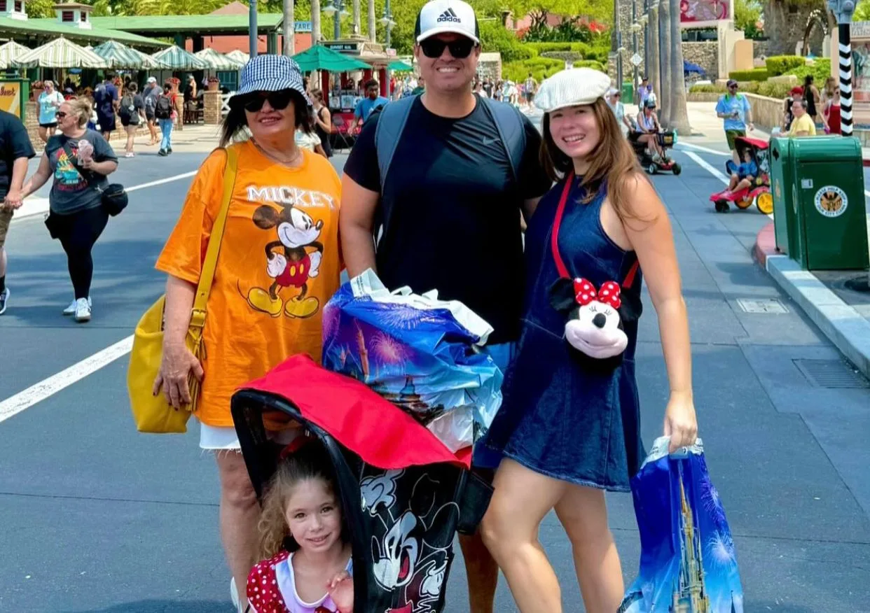 Taynã Ginepri e André Boris comemoram aniversário da filha, Ava, na Disney