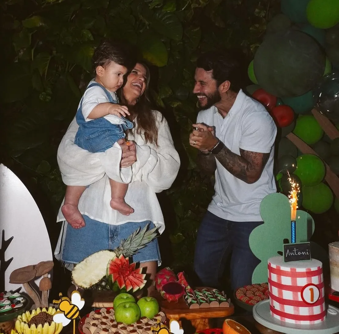 Rebeca Thomaz e Juan Bianchi apagam a primeira velinha do filho, Antoni