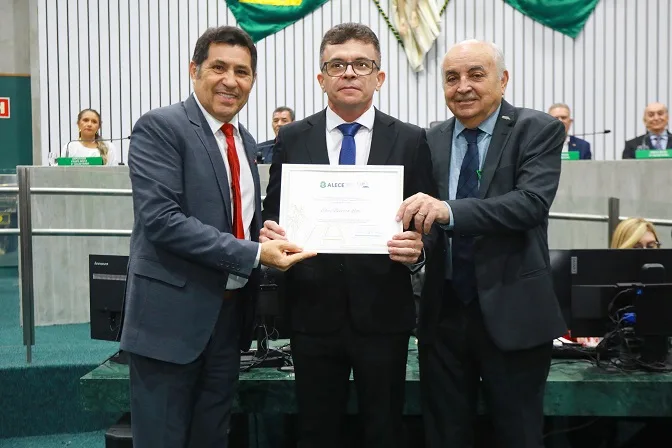 Elias Leite é homenageado pela ALECE