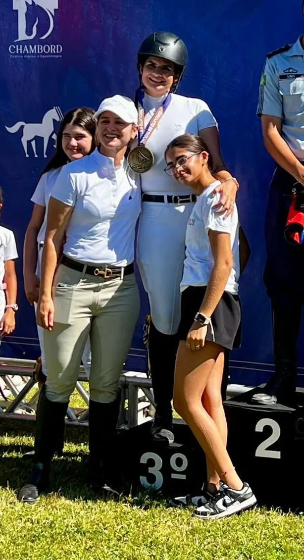 Flavia Teixeira se destaca em campeonato de hipismo no Aquiraz