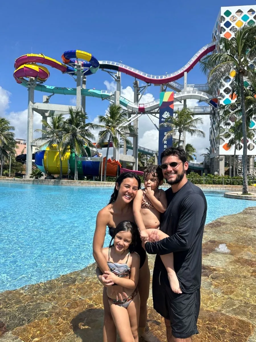 Celebridades se divertem no Beach Park e conhecem o Surreal
