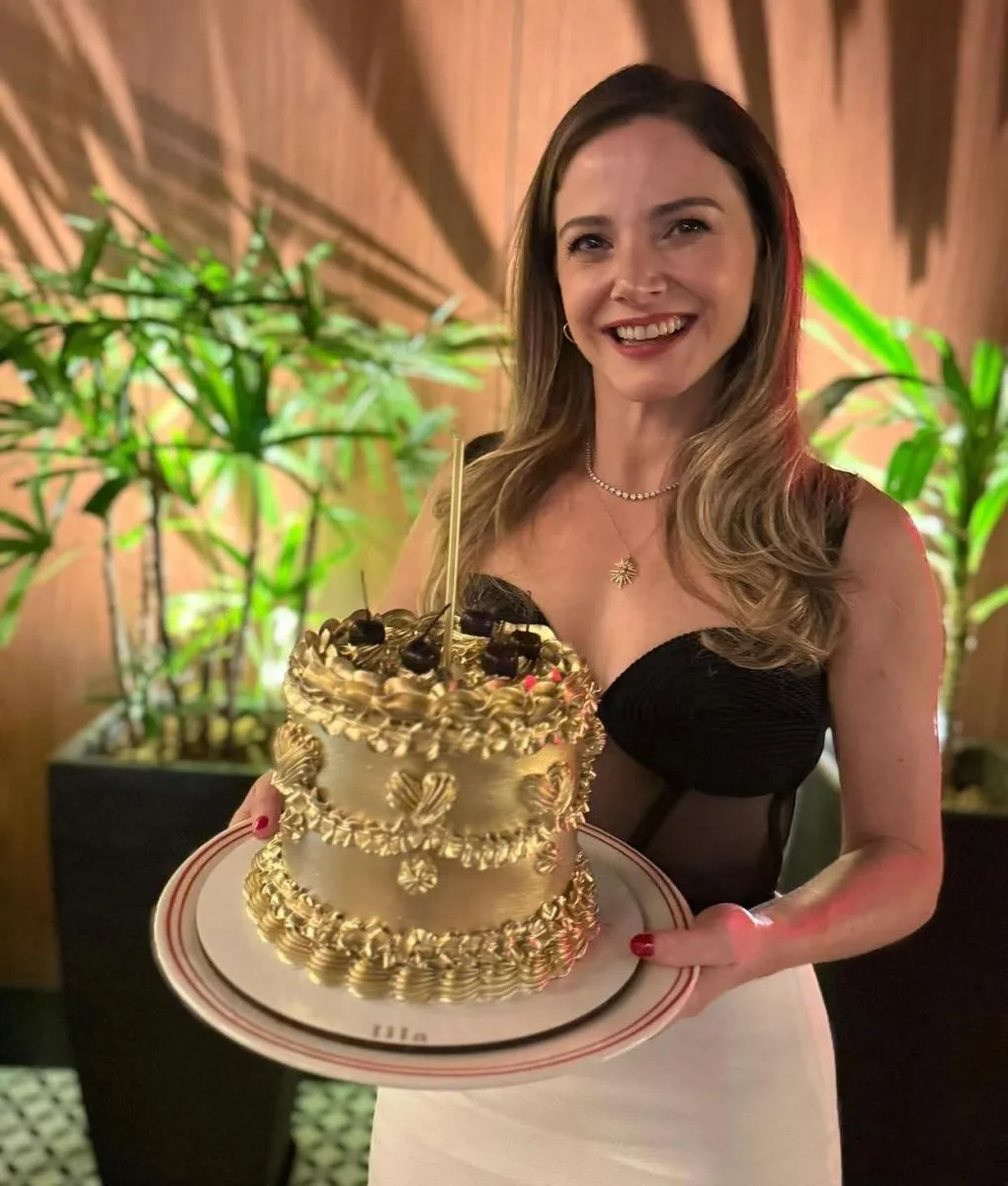 Vanessa Maia celebra nova primavera em sessão sopro de velinhas